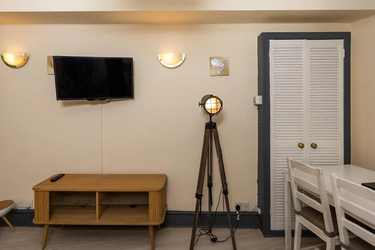 Old Town Central Apartments By The Castle 0*, Edinburgh